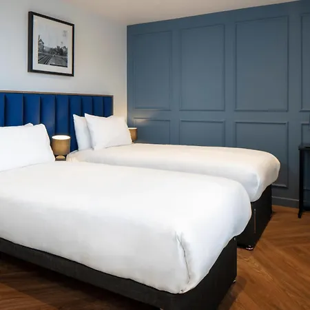Aparthotel Station 4*